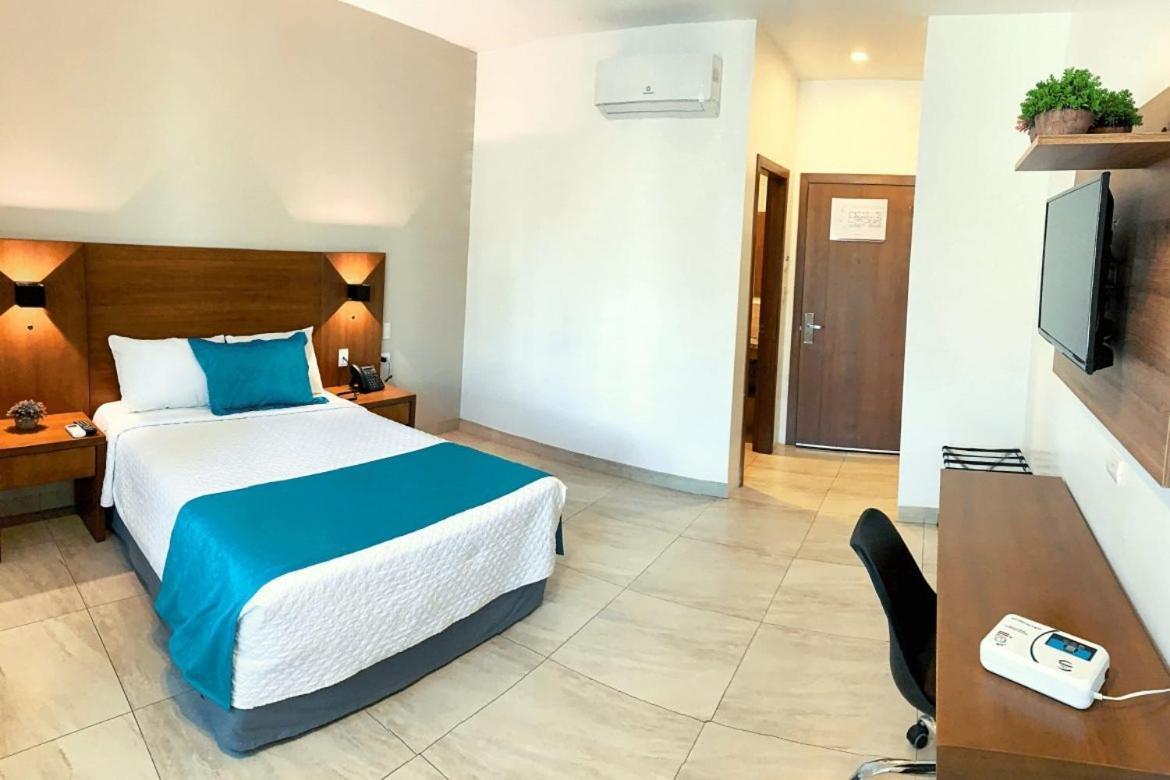 Aquamarina Hotel Manta Exterior photo